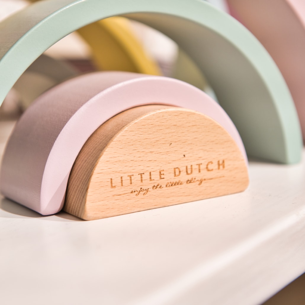 Little Dutch Logo auf Holzbogen